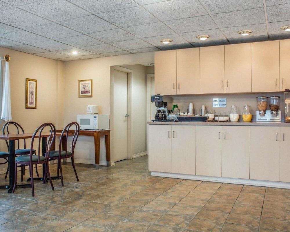 Econo Lodge Dewitt I-90 Экстерьер фото