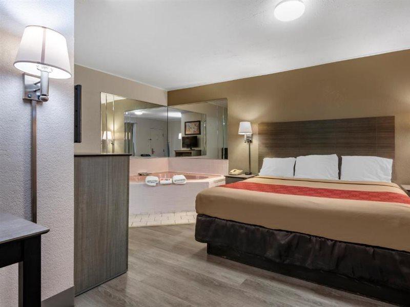 Econo Lodge Dewitt I-90 Экстерьер фото
