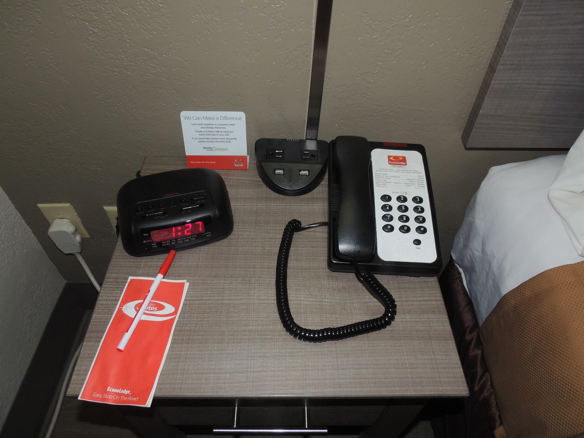 Econo Lodge Dewitt I-90 Экстерьер фото