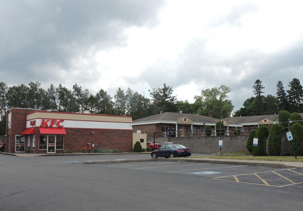 Econo Lodge Dewitt I-90 Экстерьер фото