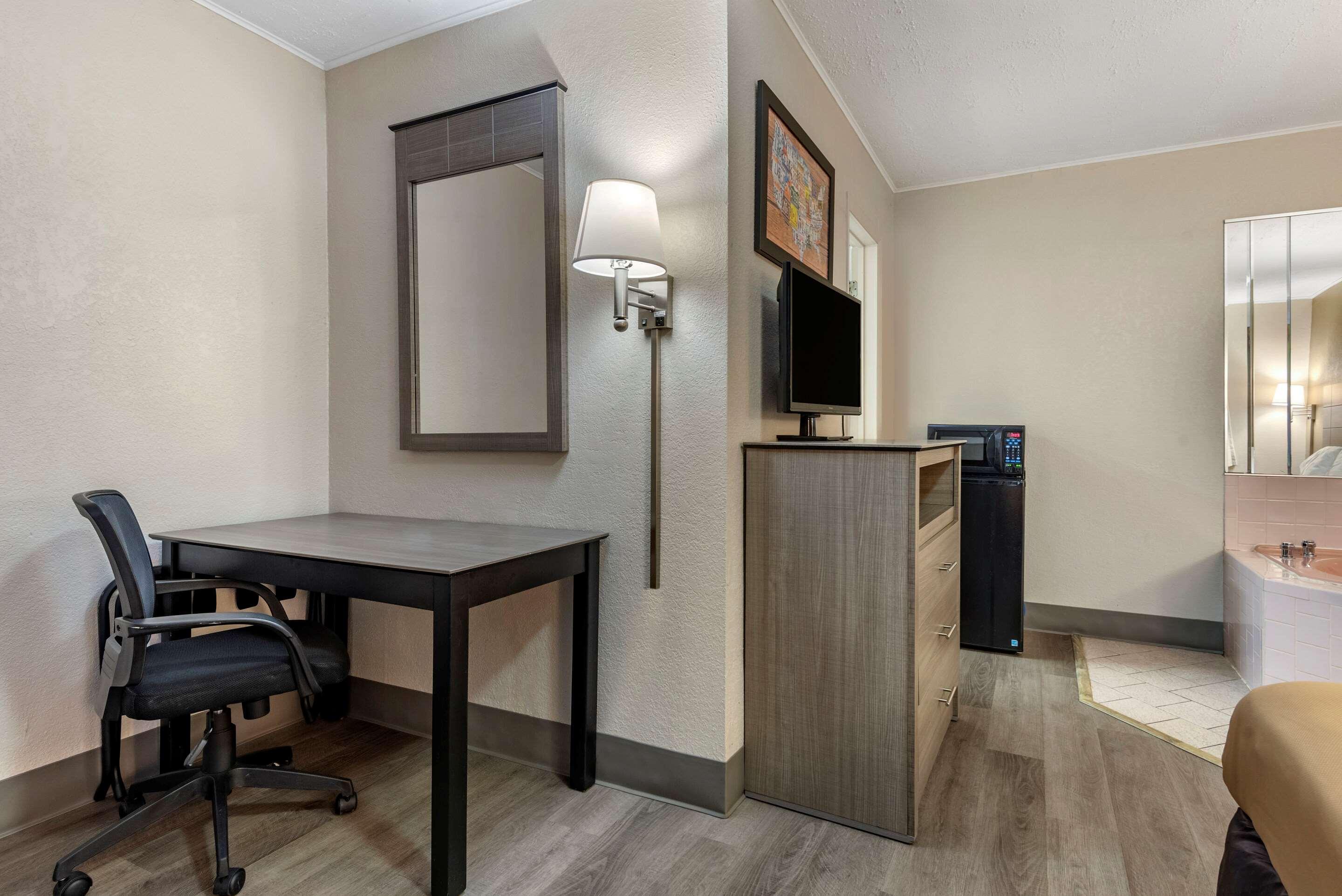 Econo Lodge Dewitt I-90 Экстерьер фото
