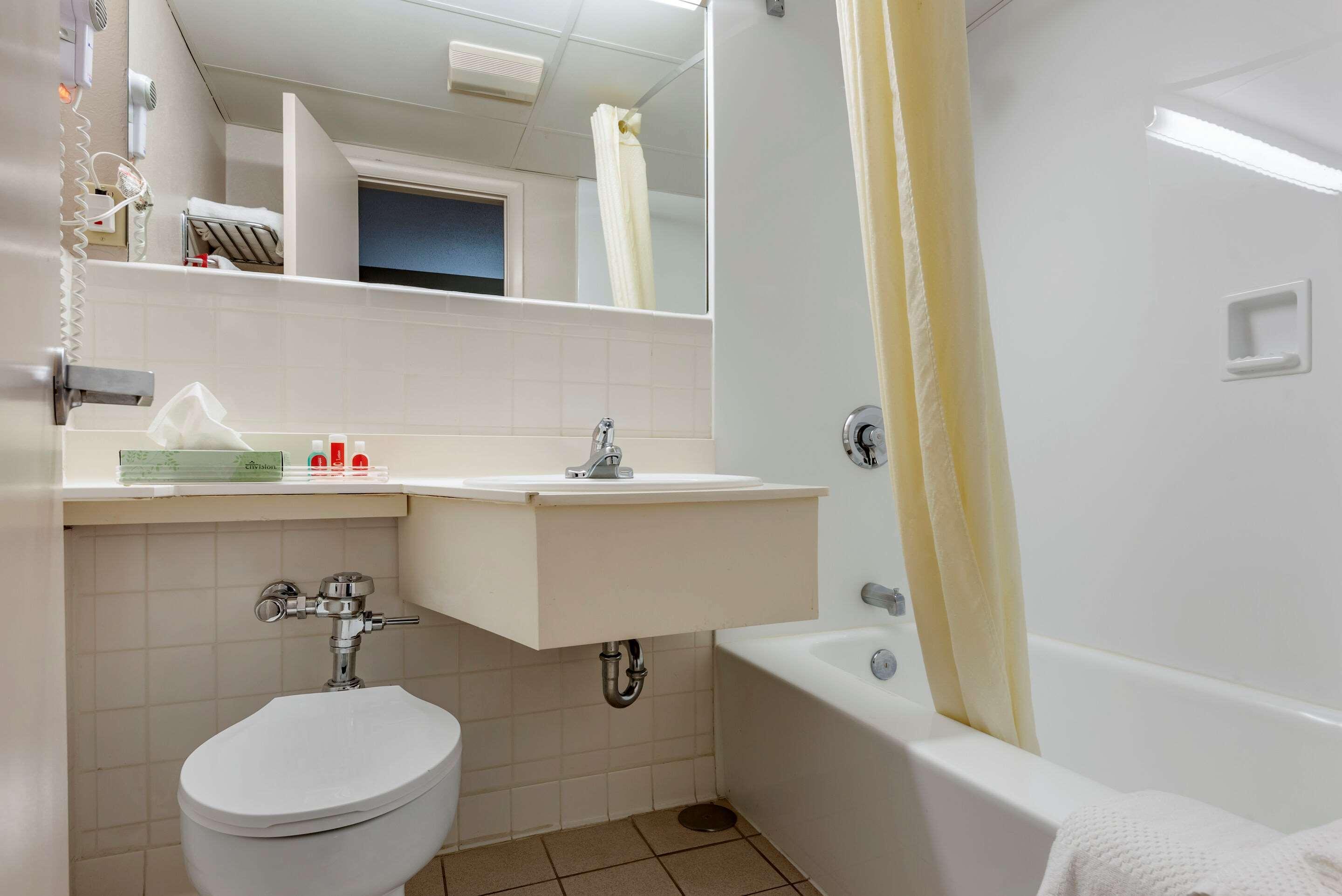 Econo Lodge Dewitt I-90 Экстерьер фото