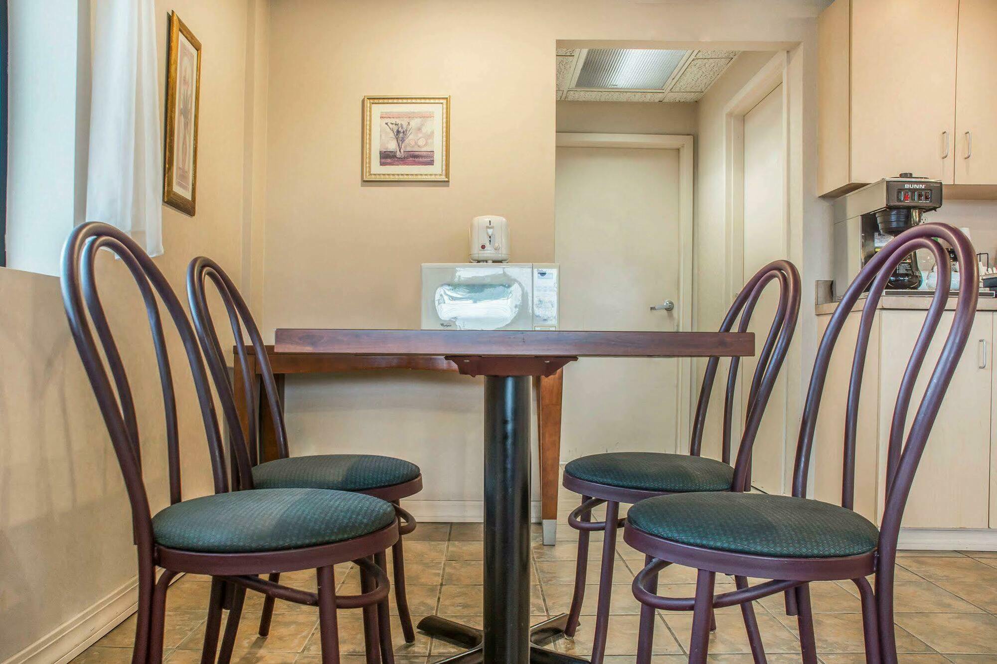 Econo Lodge Dewitt I-90 Экстерьер фото